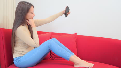 Glückliche-Asiatische-Frau,-Die-Ein-Selfie-Mit-Einem-Smartphone-Macht
