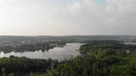 Boom-Shot-Einer-Grünen-Wiese,-Eines-Waldes-Und-Eines-Sees-Im-Pommerschen-Bezirk-In-Polen