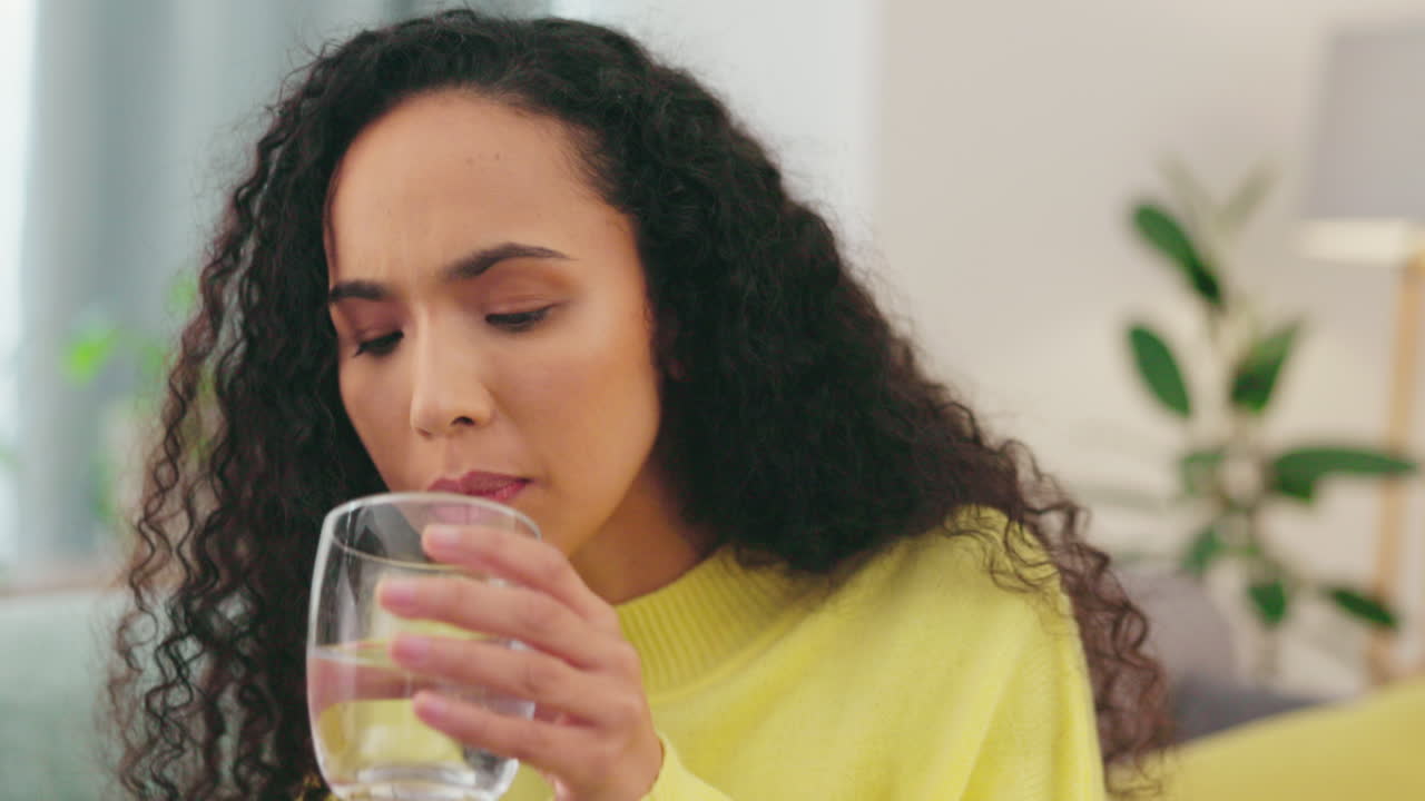 mujer, drogas y agua potable