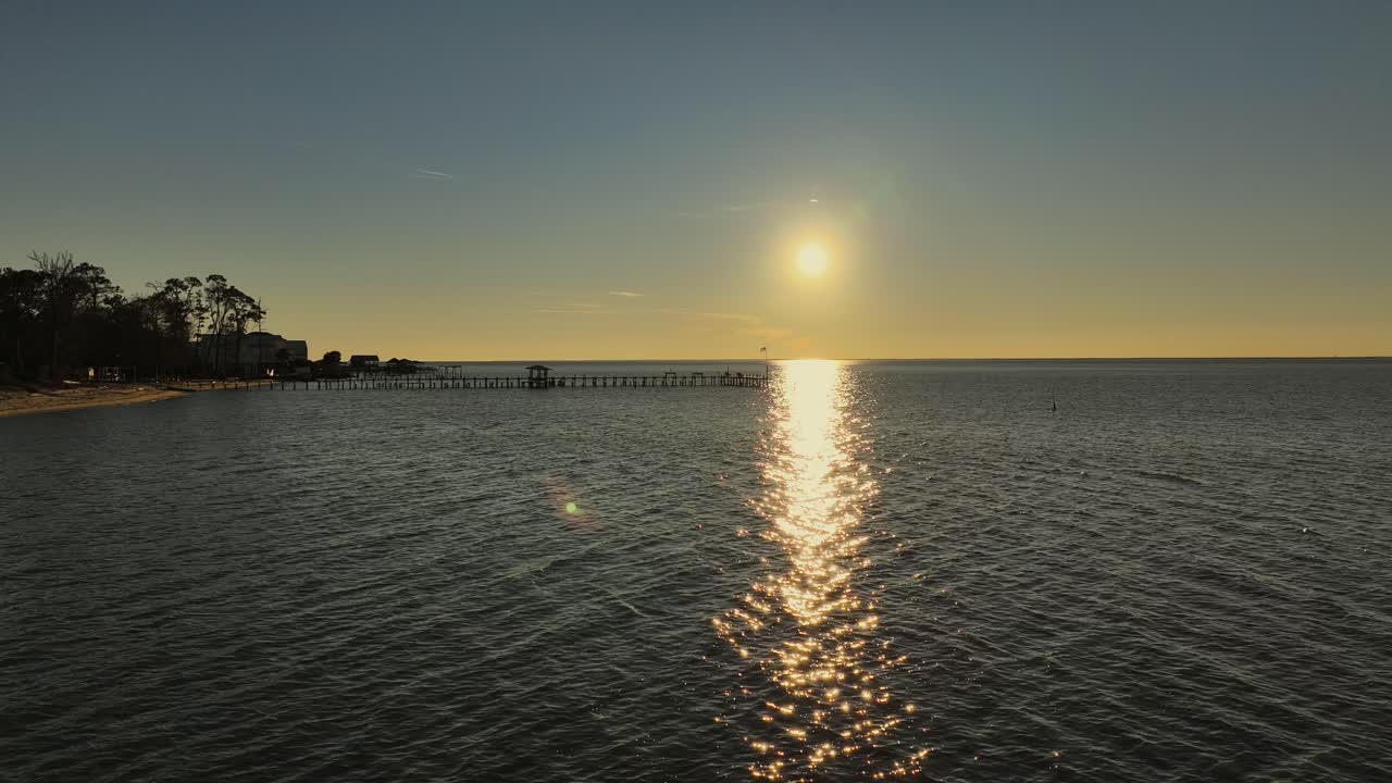 vista de avión no tripulado del muelle cerca de la legión americana en fairhope alabama al atardecer