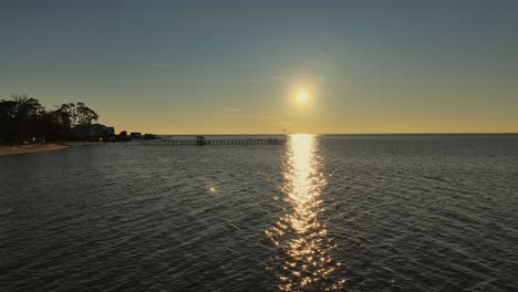 vista de avión no tripulado del muelle cerca de la legión americana en fairhope alabama al atardecer