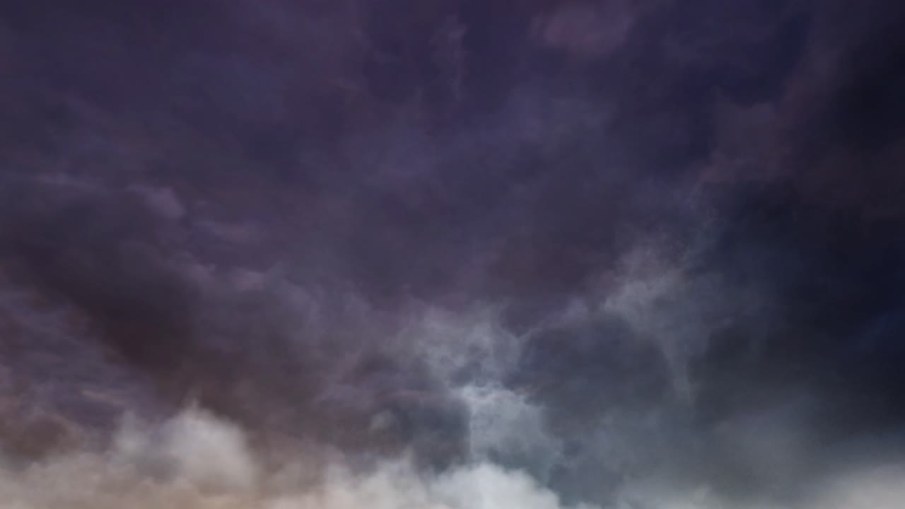 하늘에서 움직이는 뇌우와 두꺼운 구름의 시간 경과