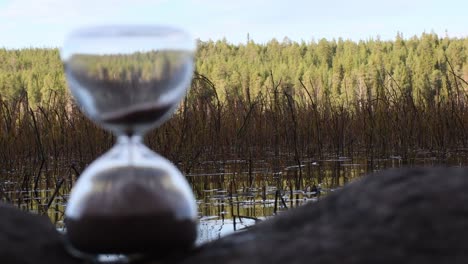 reloj de arena sin afilar corriendo hacia abajo