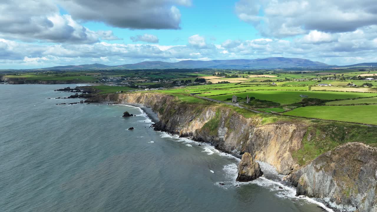 irlanda lugares épicos sombras de nubes a la deriva a lo largo de la impresionante costa de waterford irlanda
