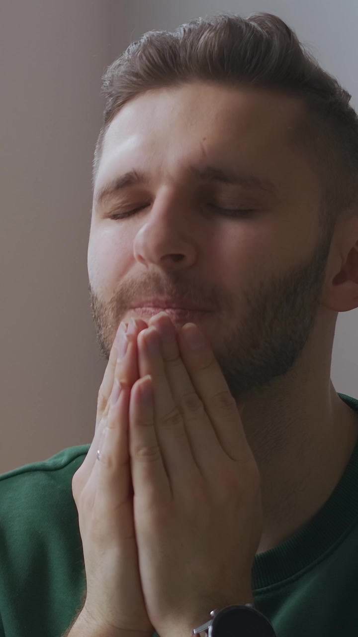 Jovem cansado tira os óculos e esfrega os olhos.