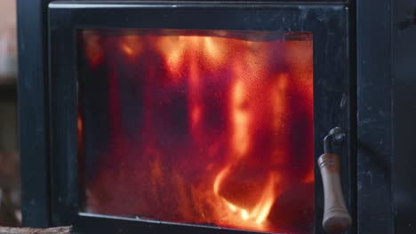 gran fuego ardiente dentro de la vieja chimenea de la sala de estar