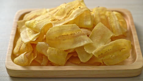 chips de plátano crujientes - plátano en rodajas frito o al horno