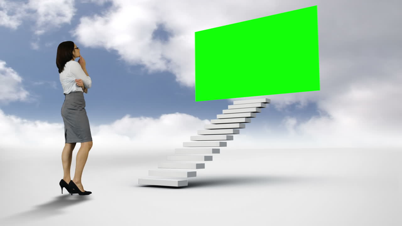 비지니스 우먼이 구름 인 하늘에서 녹색 화면을 보고 있다