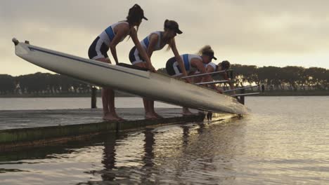 equipo de remo femenino entrenando en un río