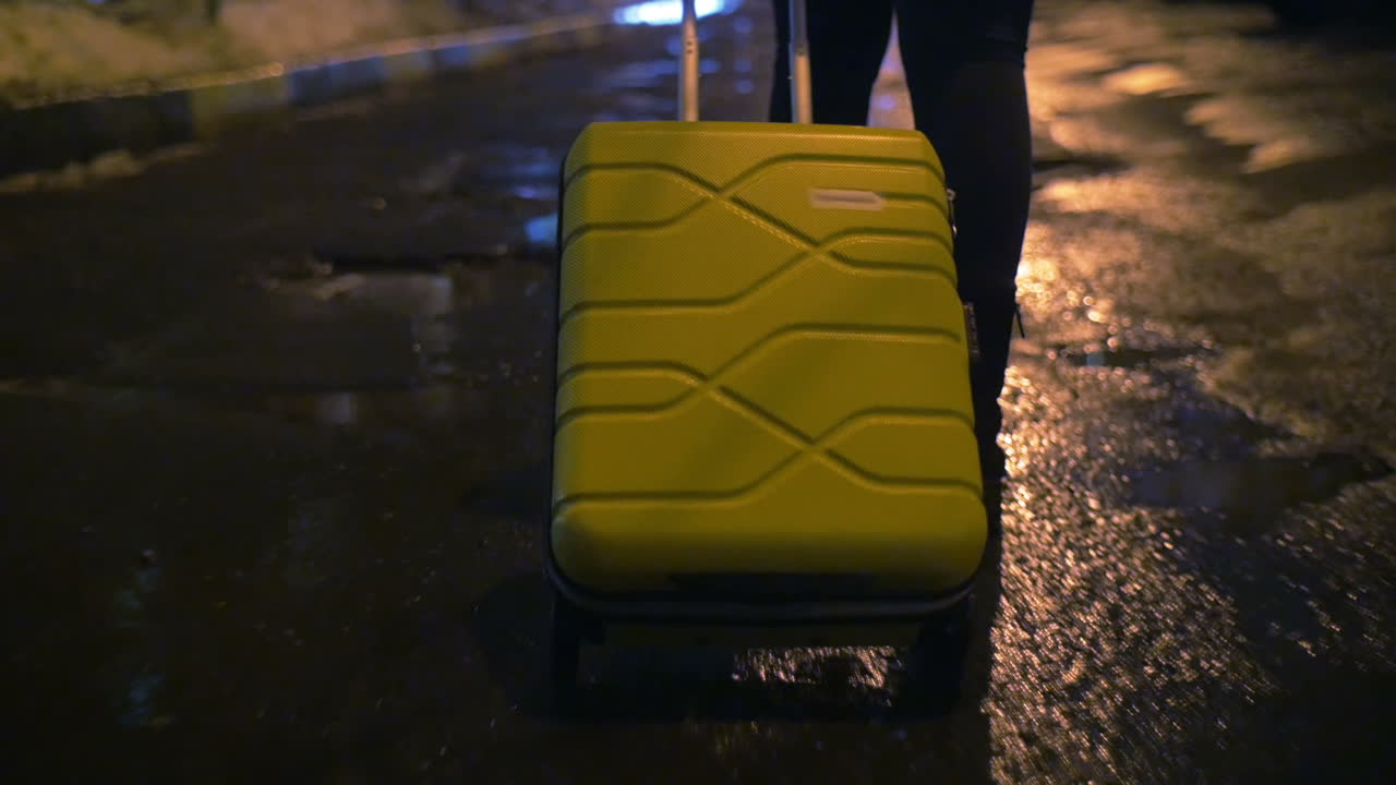 caminando solo con la bolsa del tranvía por la noche