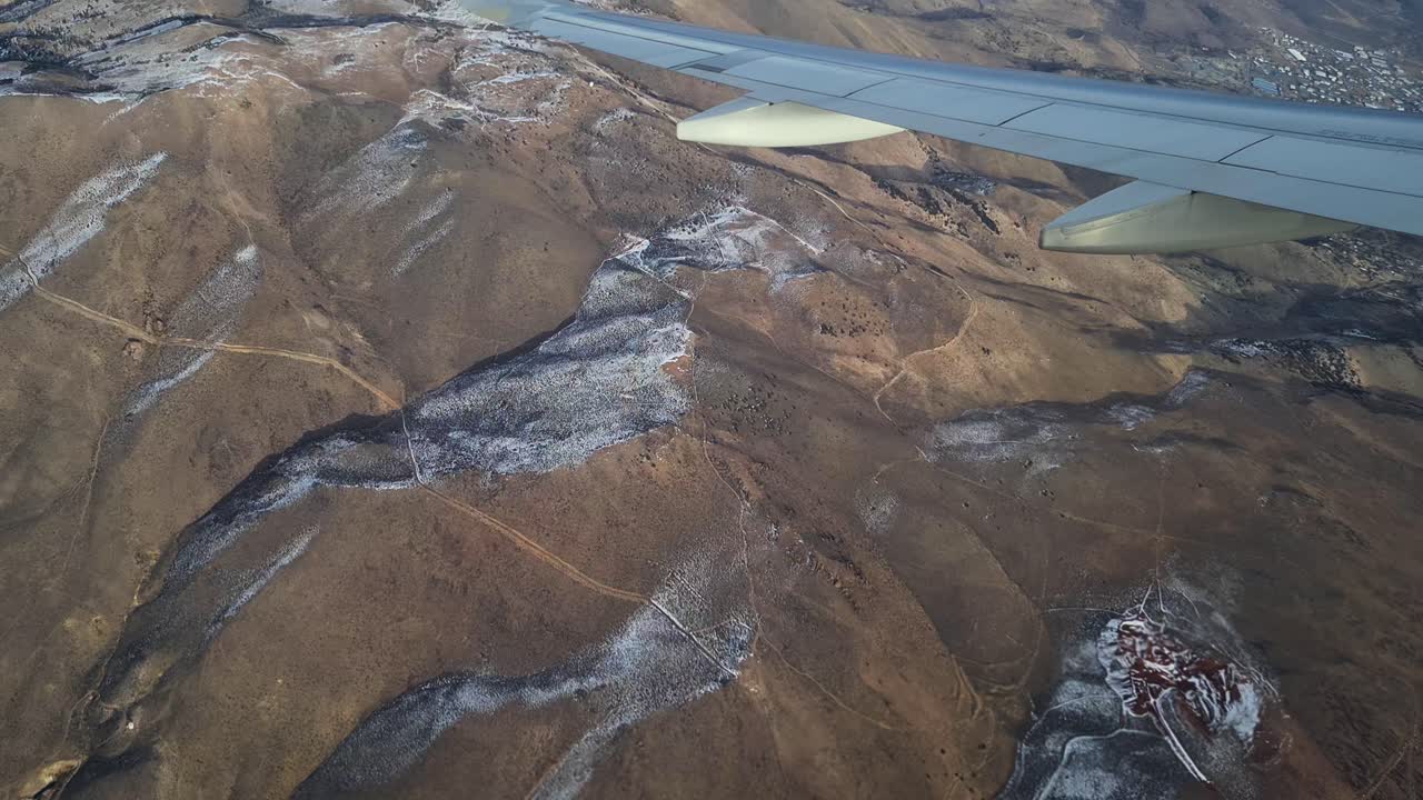 사막 풍경 위를 날아다니는 비행기, 산꼭대기 위의 눈, 항공기 날개 전망