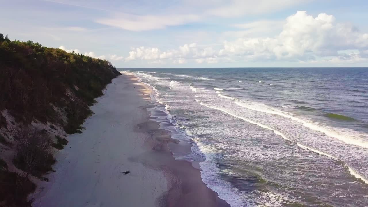 drone rise shot sobre playa vacía