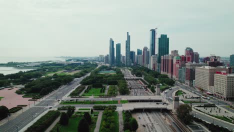 Grant-Park-A-La-Izquierda,-El-Horizonte-De-Chicago-A-La-Derecha