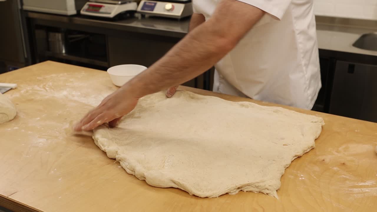 Il fornaio impastando la pasta