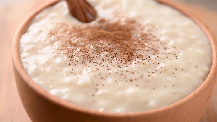 Budino di riso in ciotola di legno