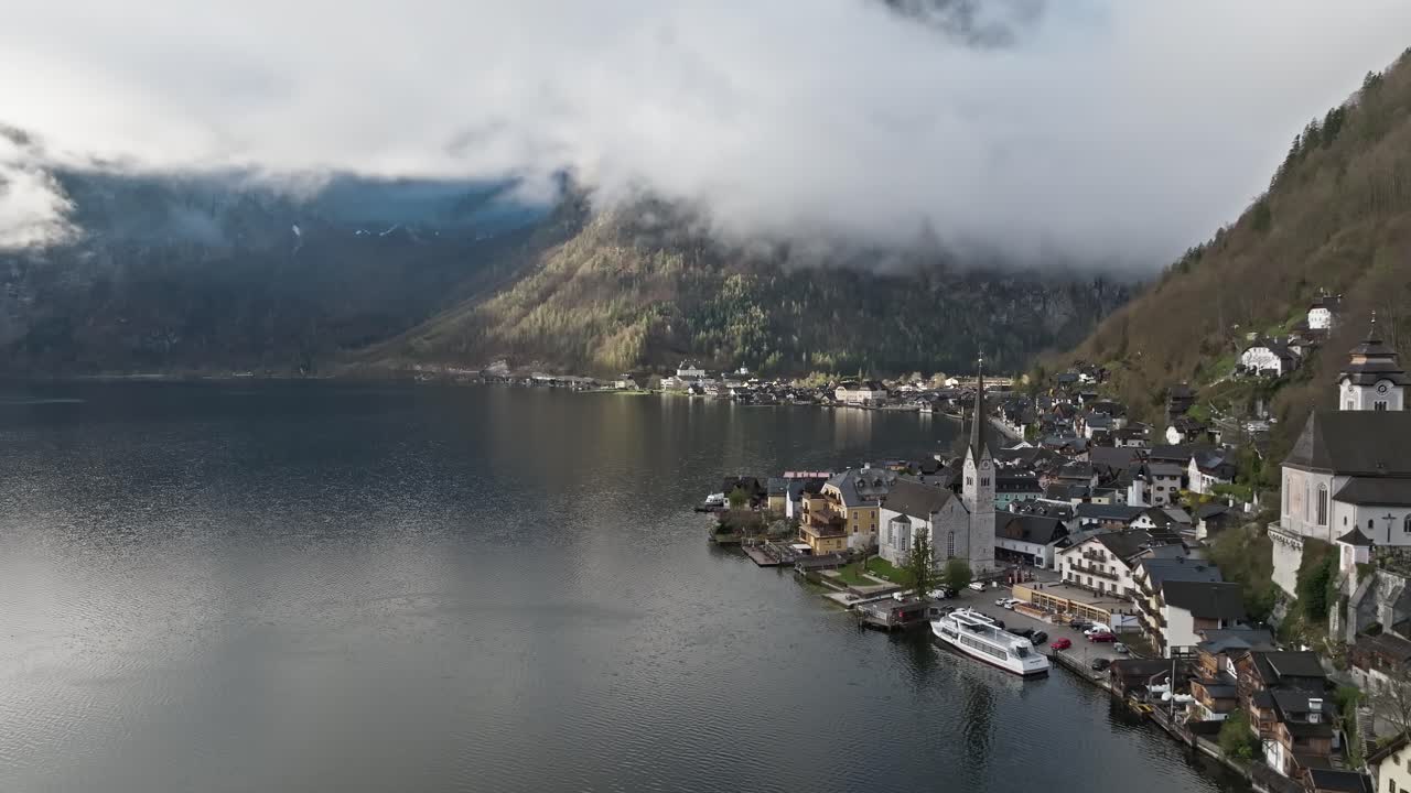 Vista su Hallstatt, Austria, e le Alpi austriache in una lenta ripresa aerea cinematografica.