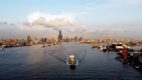 un puerto bullicioso con barcos y grúas durante la hora dorada, vista aérea