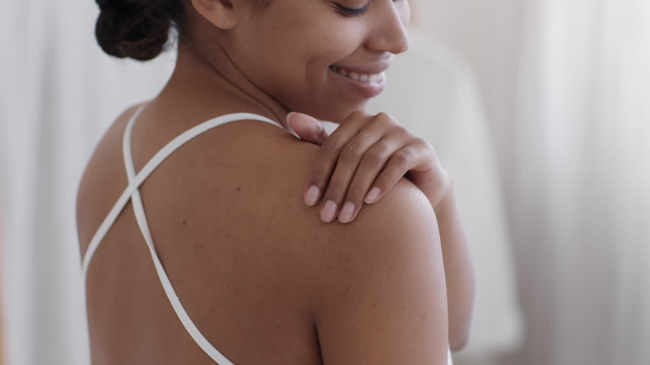 어깨 에 로션 을 바르는 여자