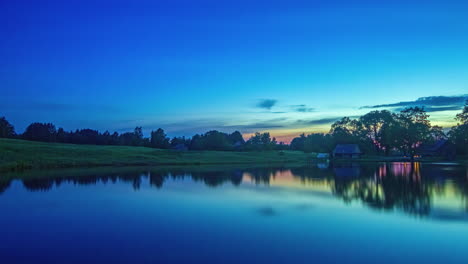 Amanecer-Sobre-El-Lago,-Tierras-De-Cultivo,-Granero,-Nubes-Formándose-En-El-Cielo,-Hermosa-Escena-De-La-Granja,-Mañana-Tranquila,-Reflexiones,-Estática,-Lapso-De-Tiempo,-Gran-Angular