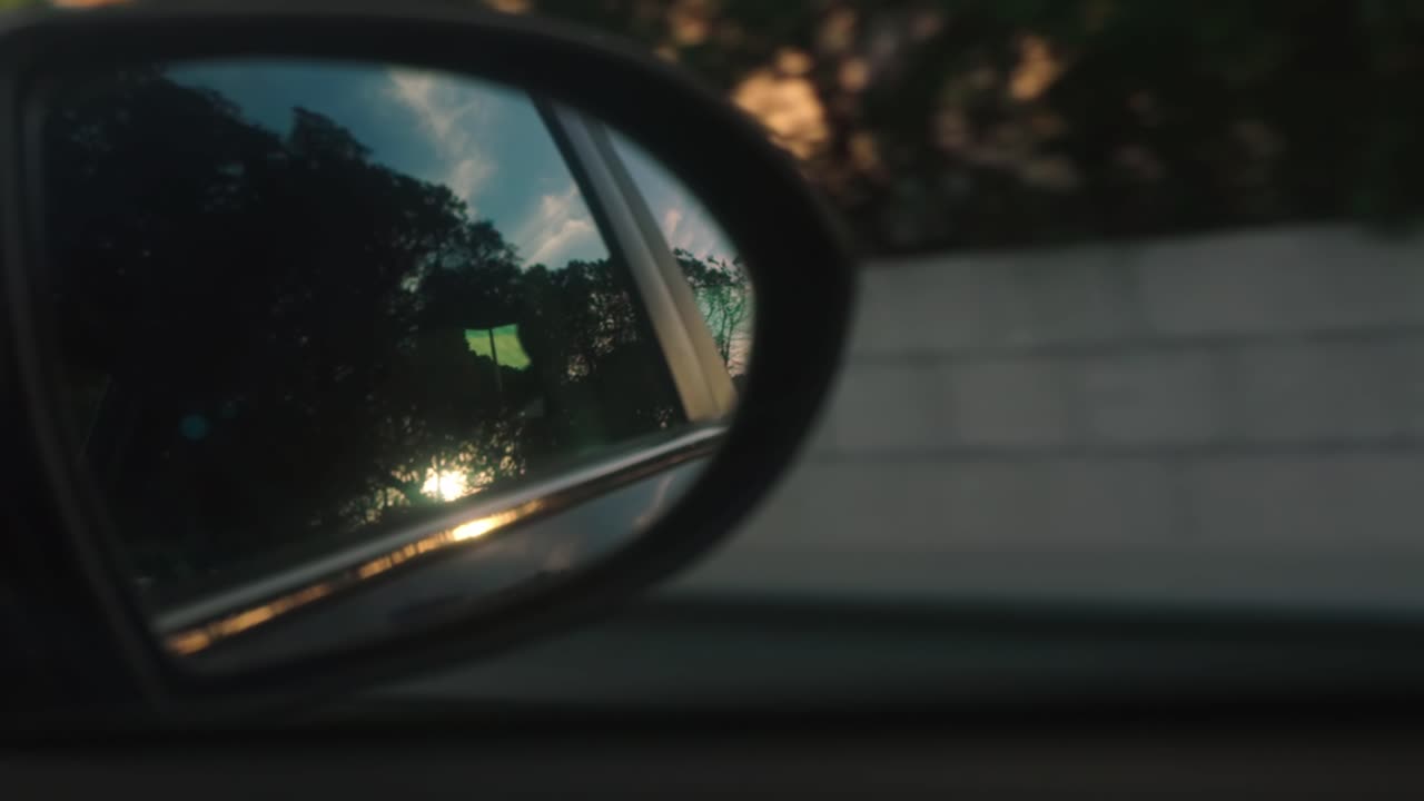 reflejo de árboles y cielo en el espejo retrovisor