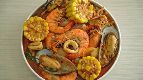 Mariscos-Picantes-A-La-Barbacoa:-Gambas,-Calamares,-Mejillones-Y-Maíz.