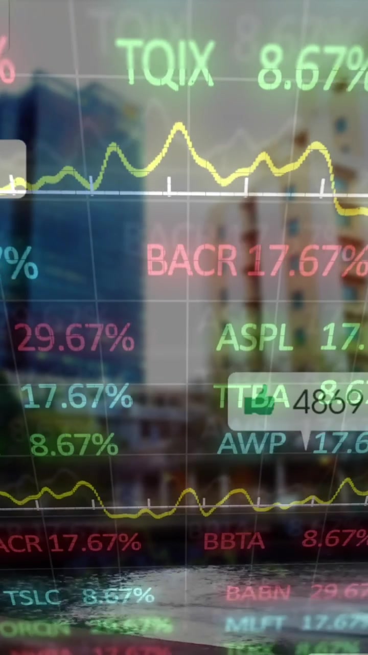 Animación de íconos de redes sociales y procesamiento de datos financieros sobre paisaje urbano
