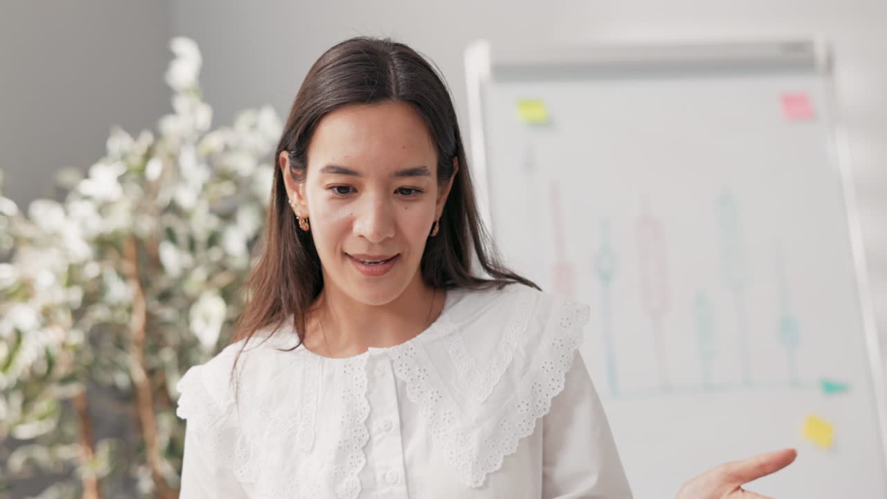 hermosa mujer de negocios, líder de equipo dirige una reunión de empleados corporativos, hablan de trabajo, la chica explica las reglas del nuevo proyecto, distribuye tareas, ríe, bromas