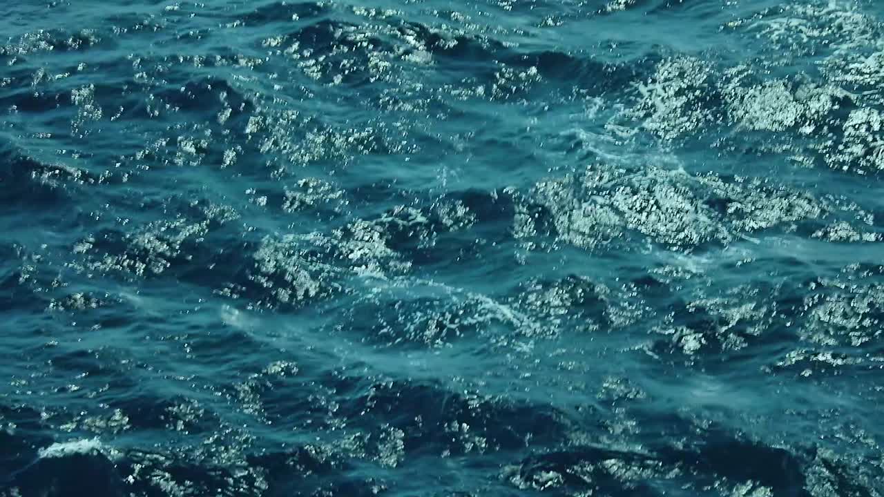 Onde oceaniche che si formano a Nassau Bahamas con acqua turchese caraibica che si muove dolcemente sotto la luminosa luce solare tropicale