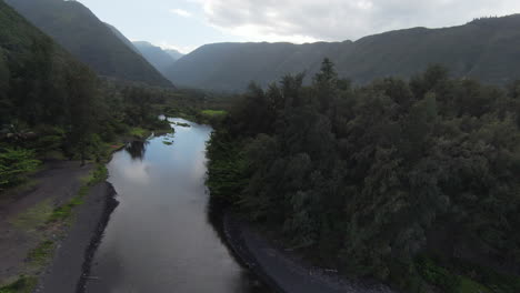 Vuelo-De-Drones-Fpv-Por-Un-Pequeño-Río-En-Hawaii,-Desde-La-Desembocadura-Del-Río-En-El-Océano-Pacífico