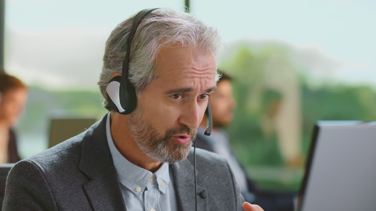 Uomo d'affari in un call center