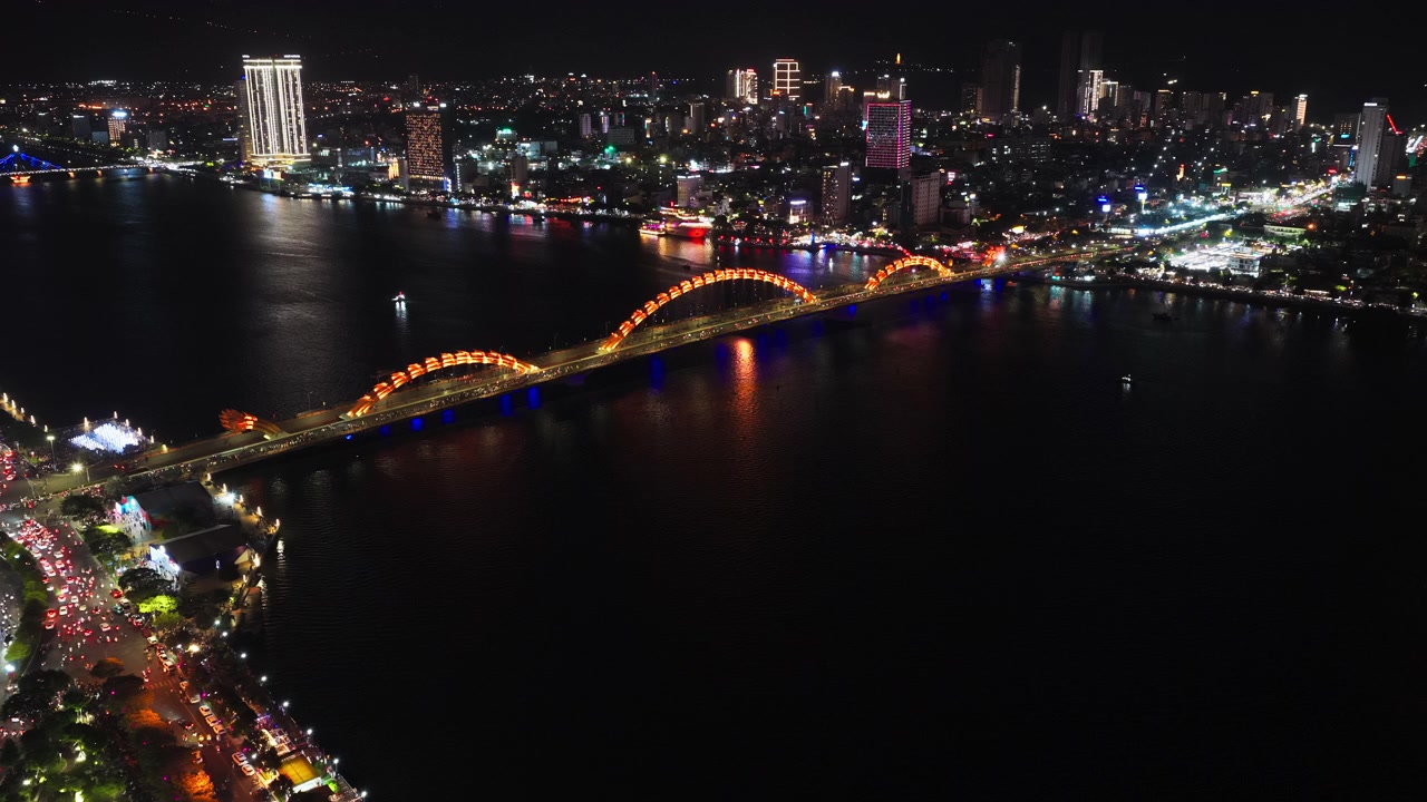 Da Nang, Vietnam'daki Ejderha Köprüsü'nün Havadan Gece Görünümü