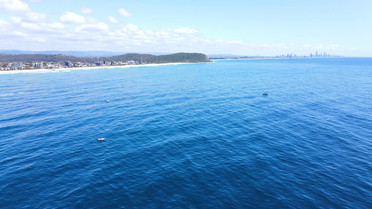 물결치는 푸른 바다에서 표류하는 보트 - 호주 골드 코스트의 팜 비치에서 항해 - 공중