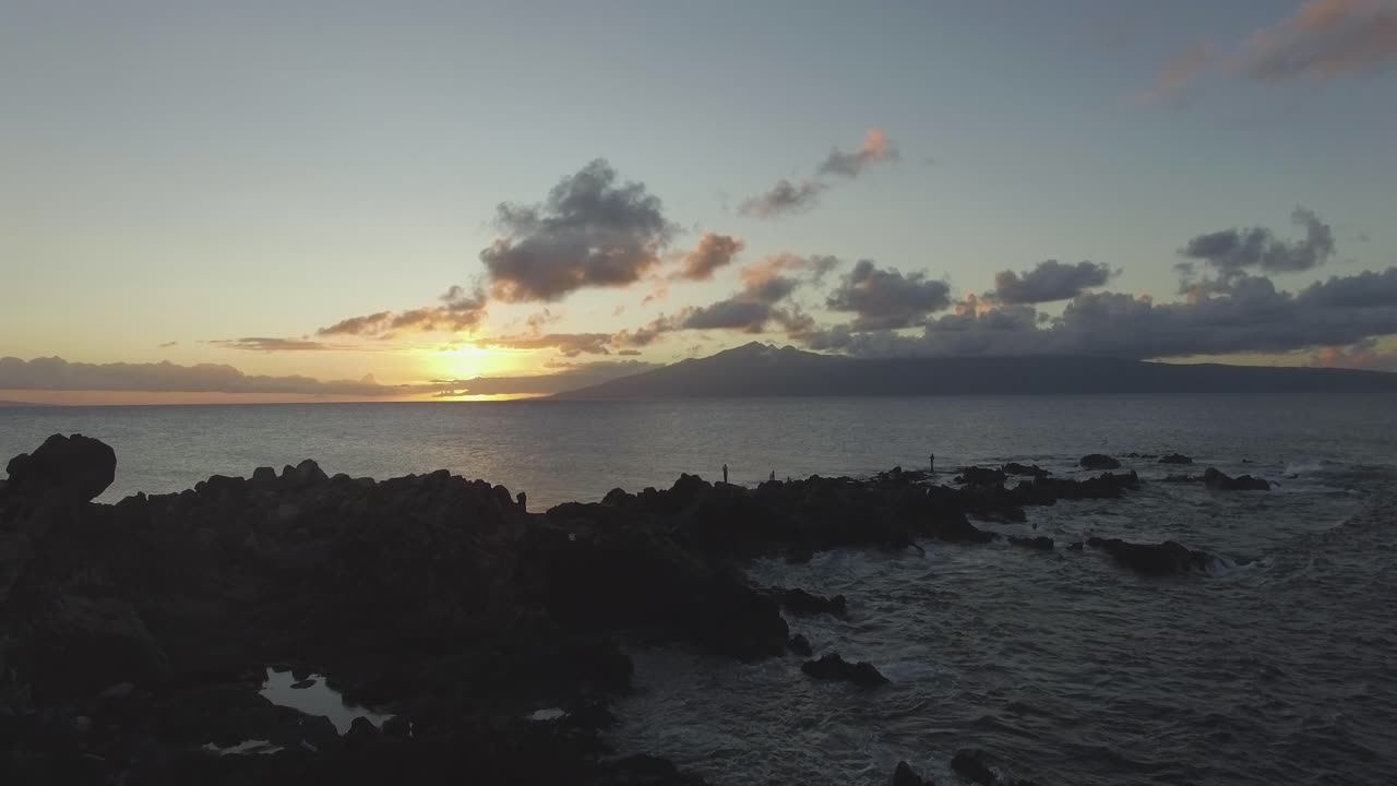 maui, hola isla puesta de sol sobre costa rocosa drone 4k
