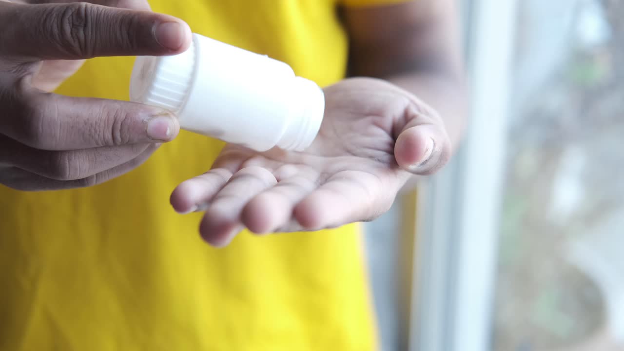 persona que toma pastillas