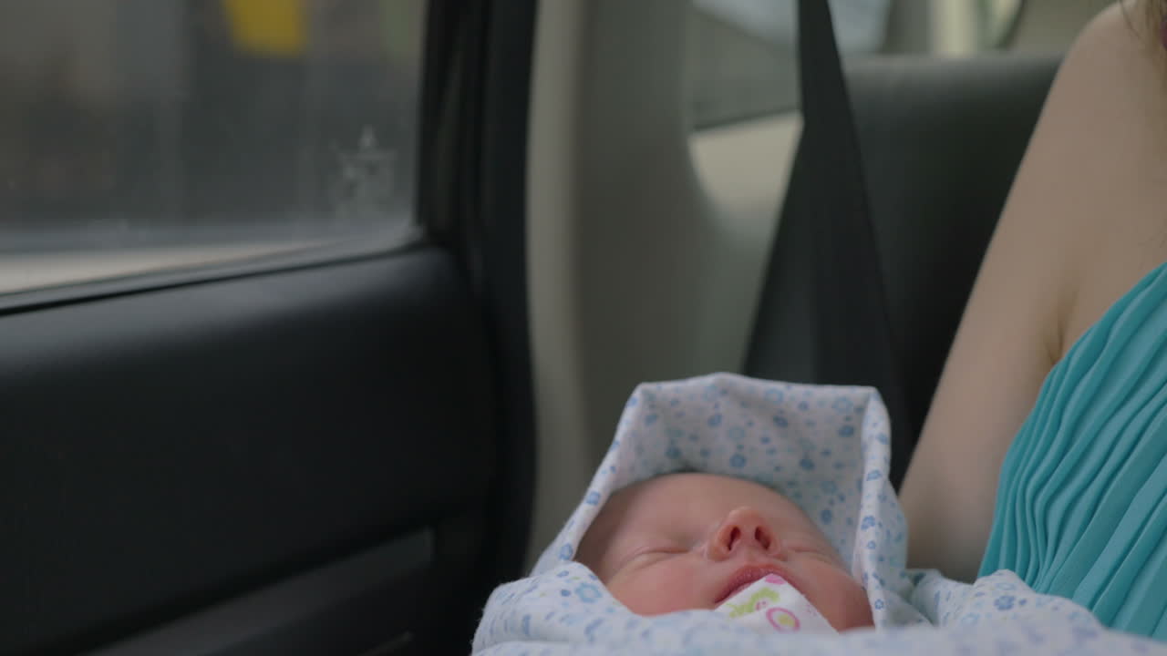 잠자는 아기 를 품 에 안고 있는 어머니