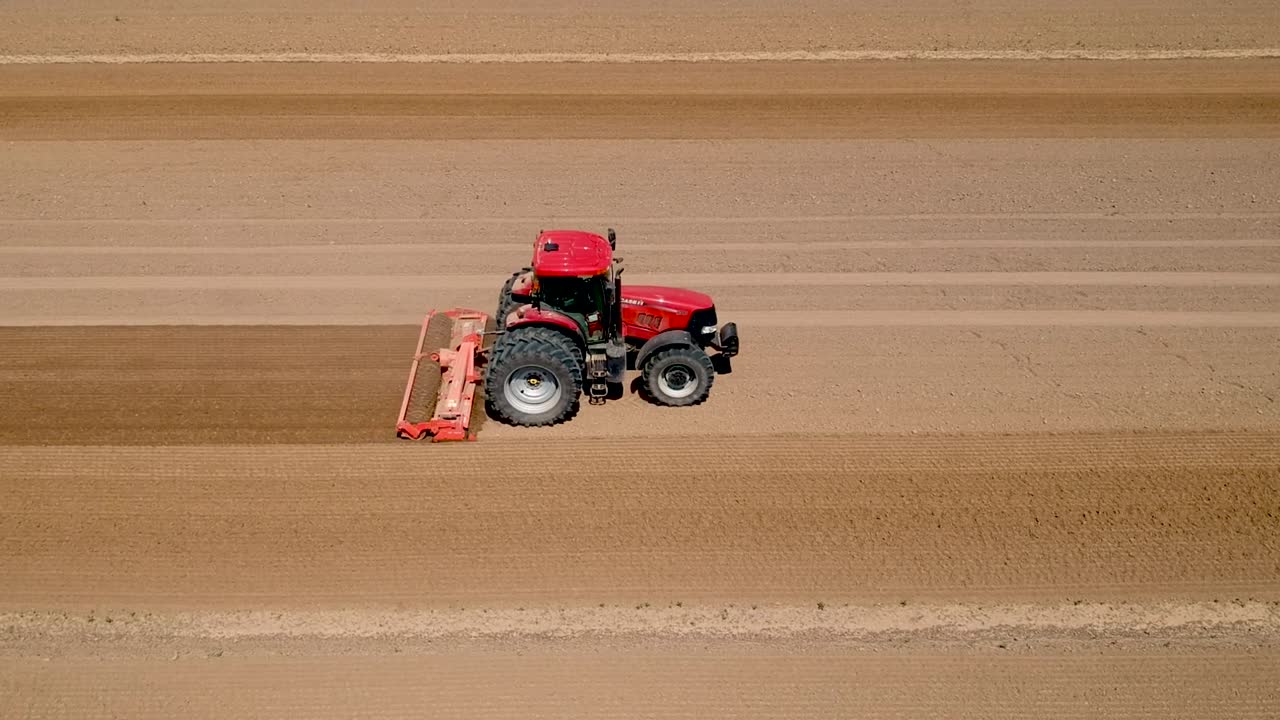 작업 중인 트랙터, 씨를 심기 위한 밭 준비