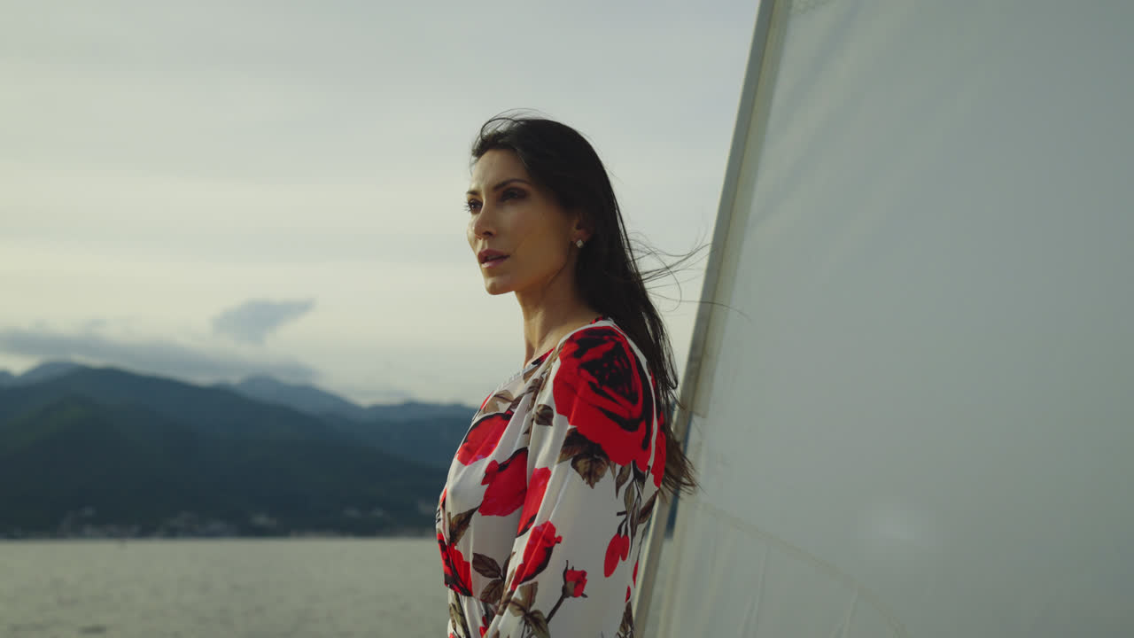 mujer con vestido floral en un velero