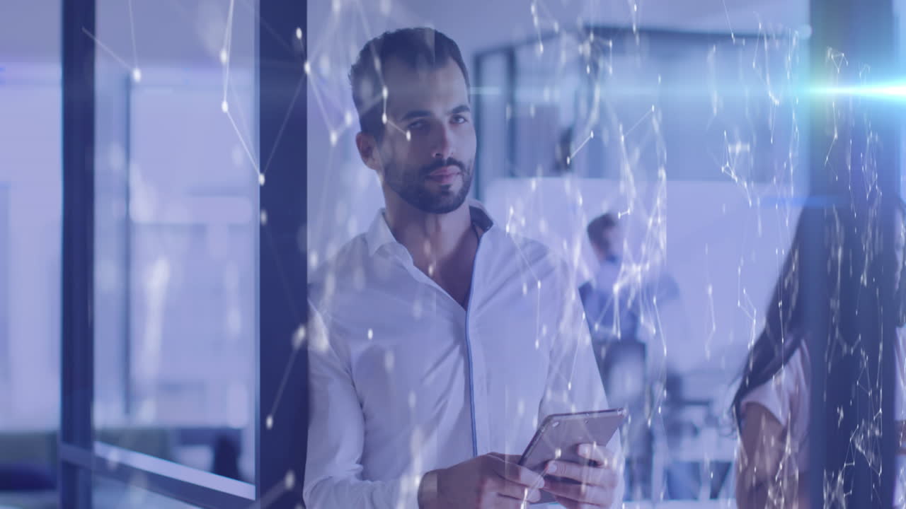 animación de conexiones y procesamiento de datos sobre empresario biracial usando tabletas