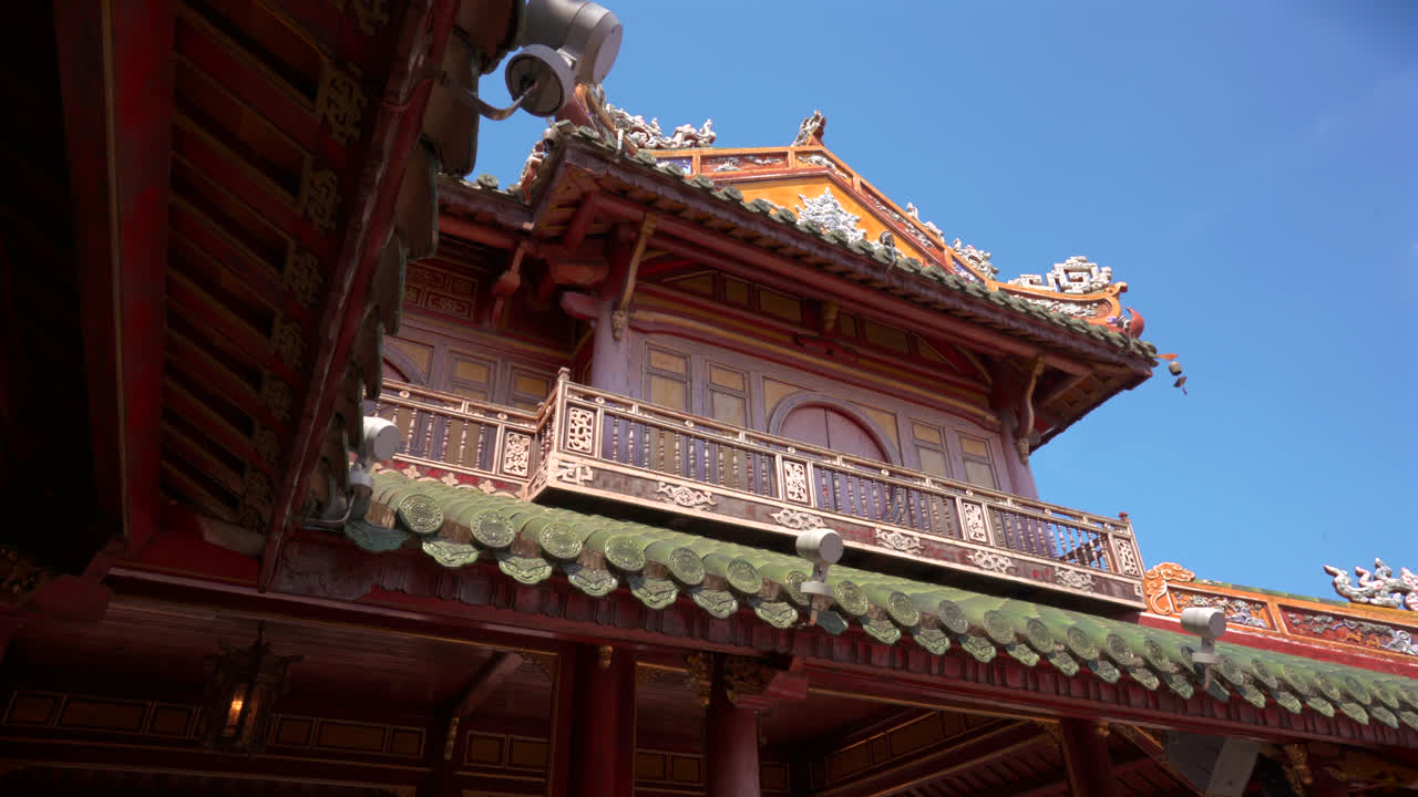 Detaljerig port i Hue Imperial City med traditionelt design og farver mod en blå himmel