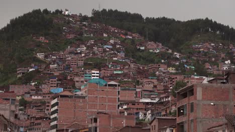 Häuser-Und-Gebäude-In-Den-Bergen-Der-Anden-In-Cusco,-Peru