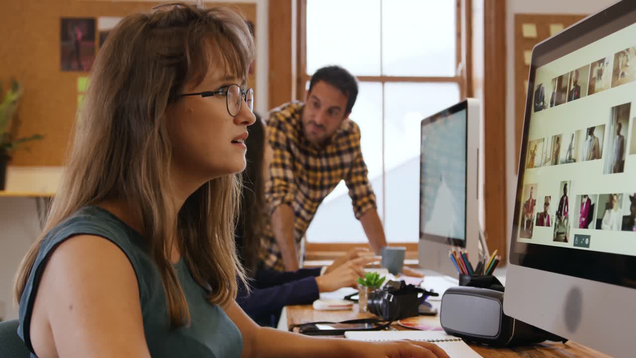 profesionales creativos de la generación del milenio trabajando en una oficina creativa