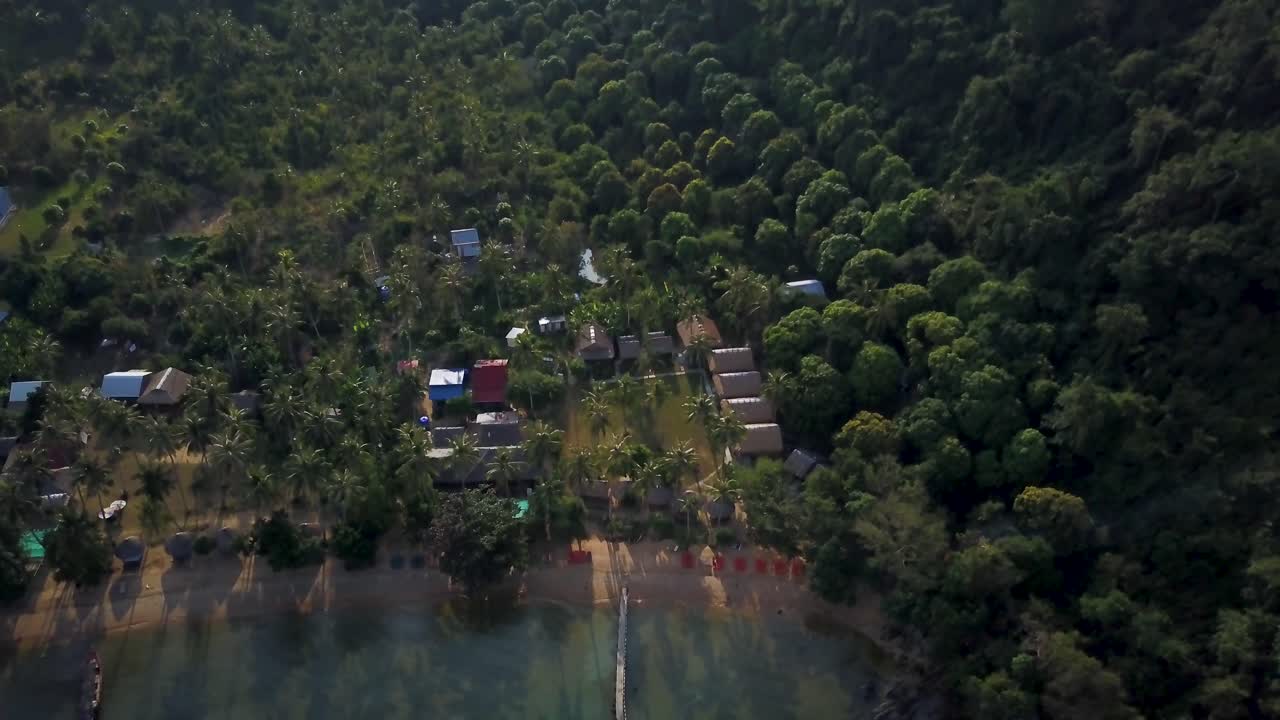 vista aérea de un complejo turístico de una isla tropical