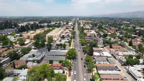volando sobre hollywood way en burbank en un típico día pintoresco de california