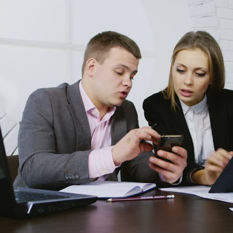 Diskussion-Zwischen-Zwei-Geschäftspartnern-Im-Büro