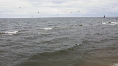 Möwen-Fliegen-Am-Strand-Von-Pere-Marquette-In-Muskegon,-Mi