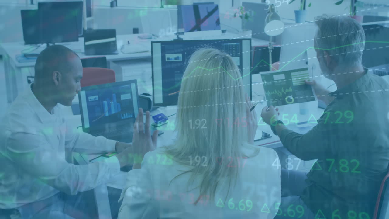animación del procesamiento de datos financieros sobre diversas personas de negocios en la oficina