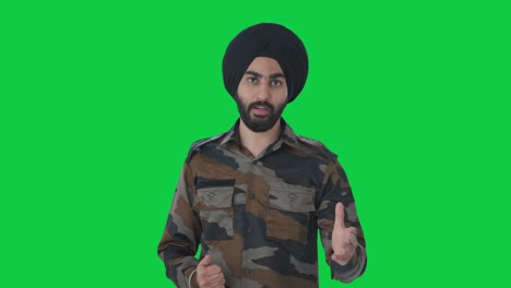 serio sikh hombre del ejército indio hablando con alguien pantalla verde