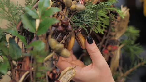 florista en el trabajo. cómo hacer una corona de navidad con arreglos florales. paso a paso, tutorial
