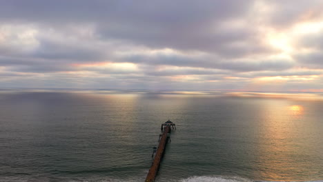 Pfeilähnliche-Form-Des-Imperialen-Strandpiers-Mit-Fischrestaurant-Am-Ende-Während-Des-Sonnenuntergangs