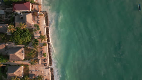 fotografía aérea de bungalows con techos de paja en la costa de zanzíbar